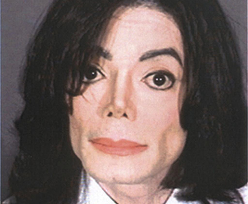 Michael Jackson foi preso pela polícia de Santa Bárbara pela suspeita de abusos sexuais de menores. Em tribunal, o cantor viria a ser absolvido Foto: Reuters
