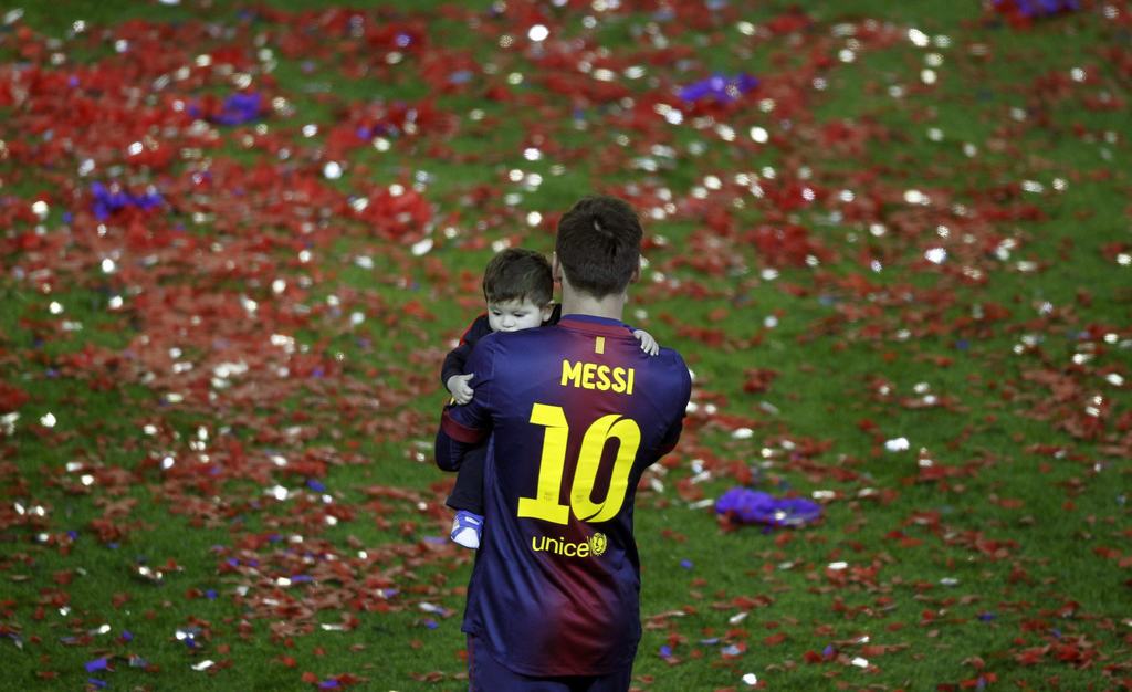 Messi com Thiago - Jogadores do Barcelona festejam vitória em família Fotos: Reuters