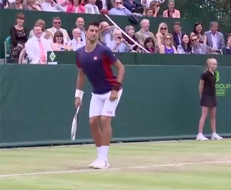 Djokovic imita Sharapova diante de Dimitrov