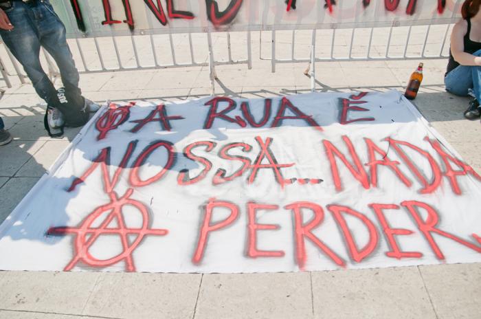 27 de junho: na rua, a ver a greve passar (Fotografia Cláudia Lima da Costa)