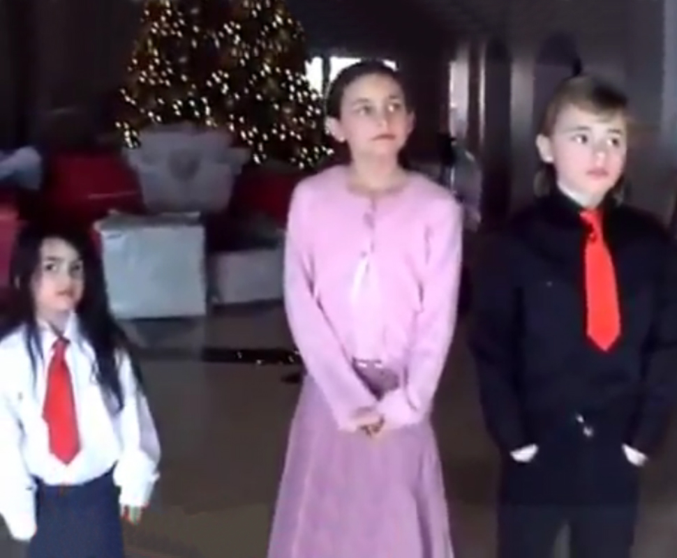Divulgado vídeo de Michael Jackson com os filhos em tribunal - Natal de 2006