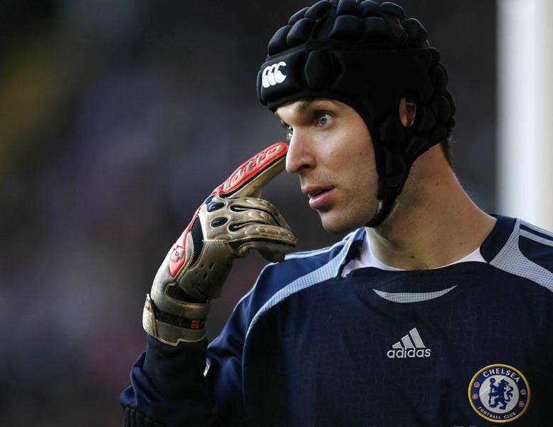 Petr Cech é atualmente o mais conhecido desportista usando em permanência um capacete depois de, em 2006, ter sofrido uma joelhada que o deixou em estado considerado muito grave e vários meses fora de competição (Reuters)
