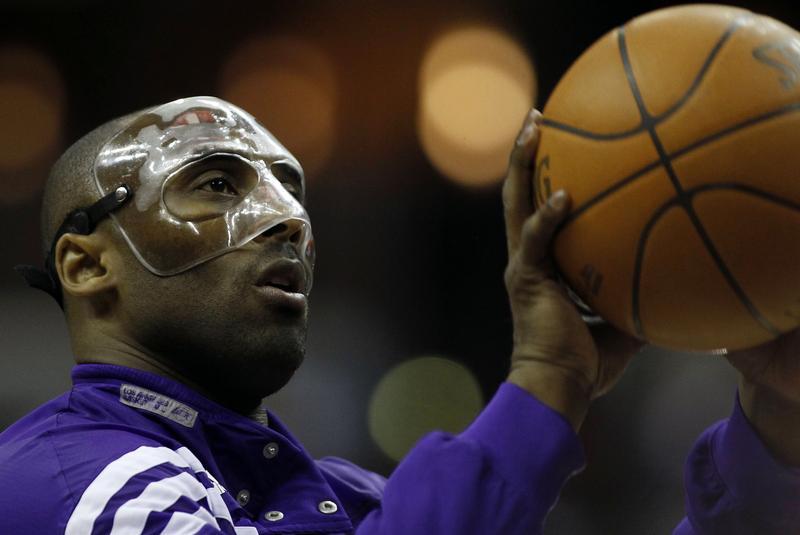 Vários são os desportos onde se usa proteções. Kobe Bryant ficou com o nariz partido num jogo All Star da NBA e passou durante uns tempos a encestar de máscara; mesmo no aquecimento (Reuters)
