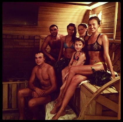 Irina Shayk partilha fotografia na sauna em família Foto: Instagram