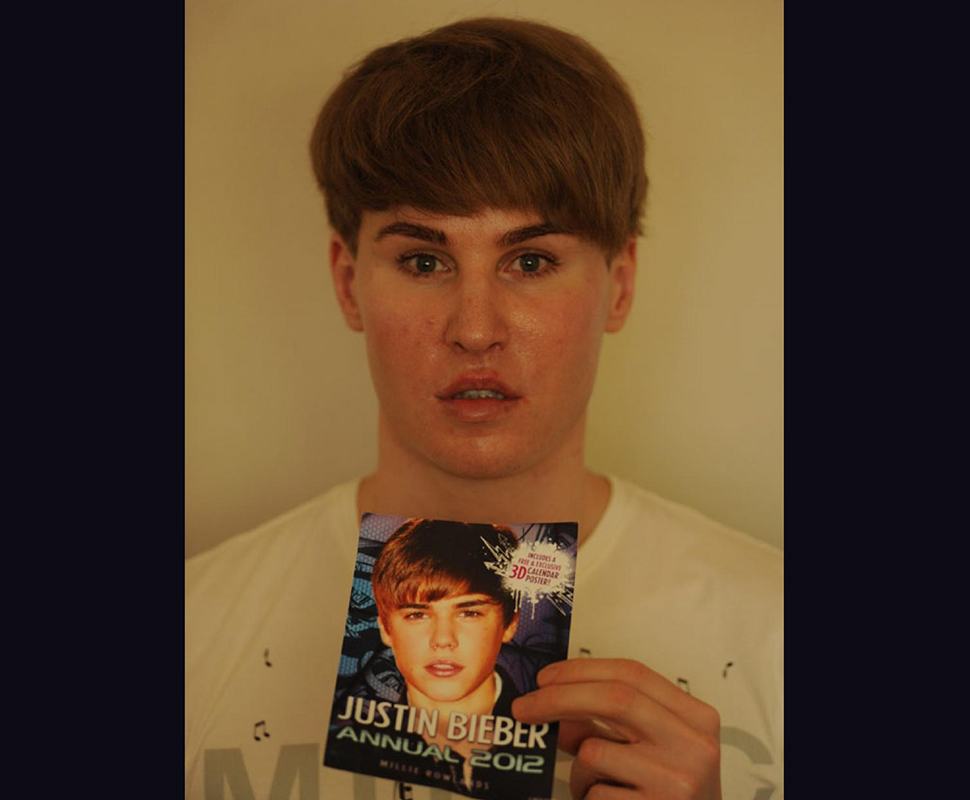Toby Sheldon gasta 73 mil euros em cirurgias para ficar igual a Justin Bieber Foto: Twitter