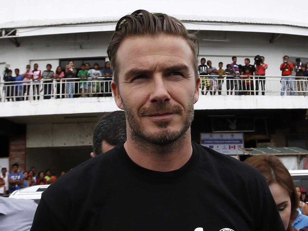 David Beckham visita vítimas do Tufão Haiyan (EPA)