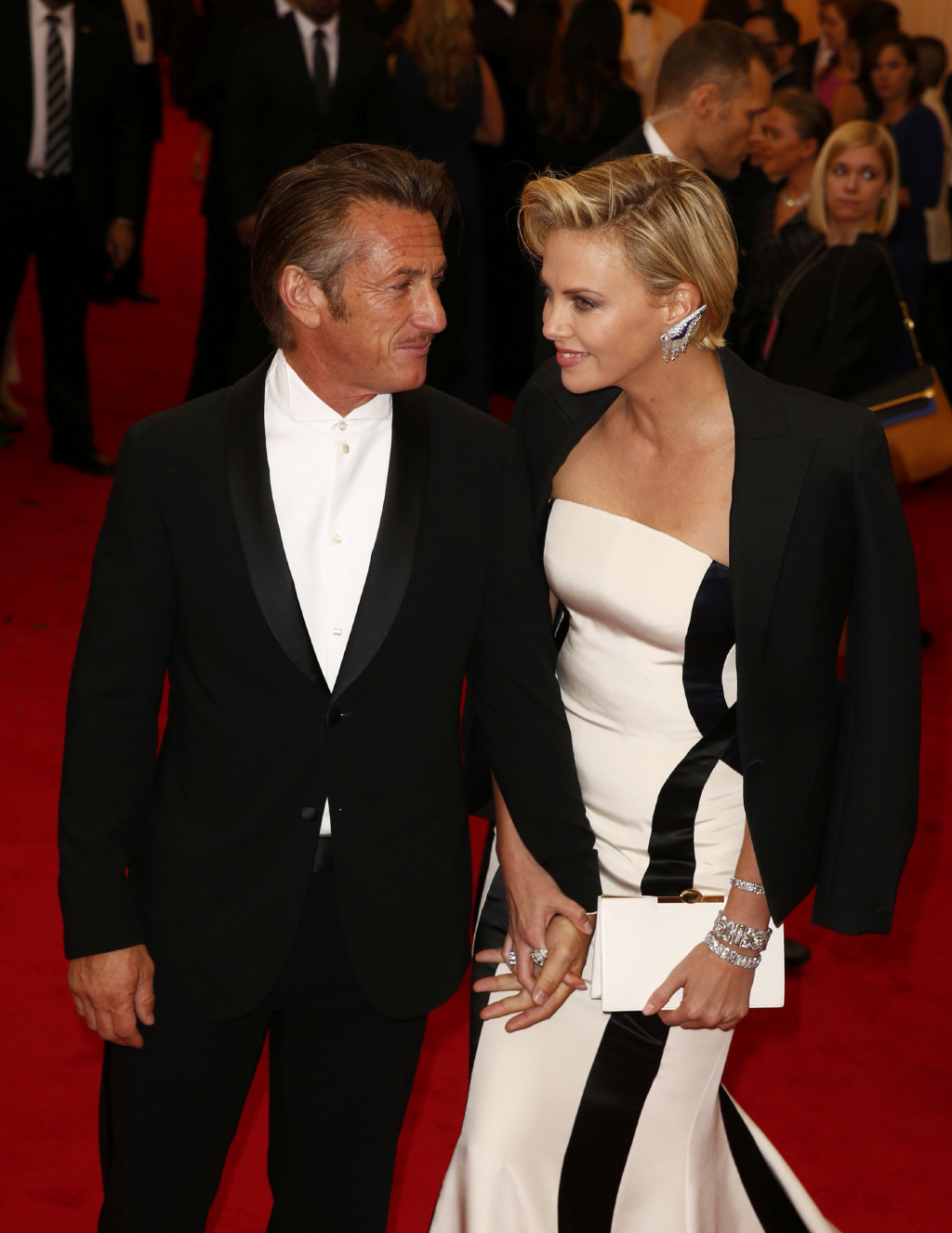 Sean Penn e Charlize Theron - Gala Beneficente do Costume Institute do MET de Nova Iorque 2014 Foto: Reuters