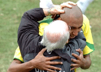 Luisão abraça Zagallo depois do golo na final da Taça América.