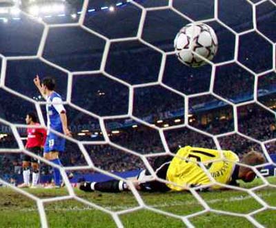Hamburgo vs Porto, golo de Lucho (EPA/Kay Nietfeld)