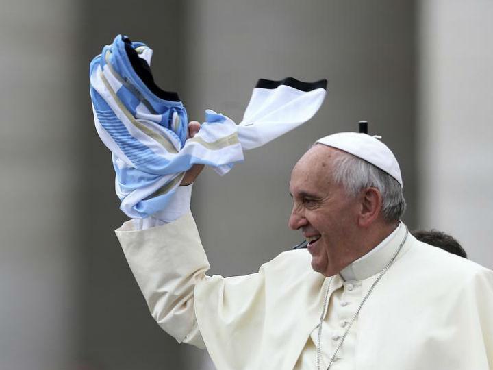 Papa recebe camisola da Argentina [Foto: Reuters]