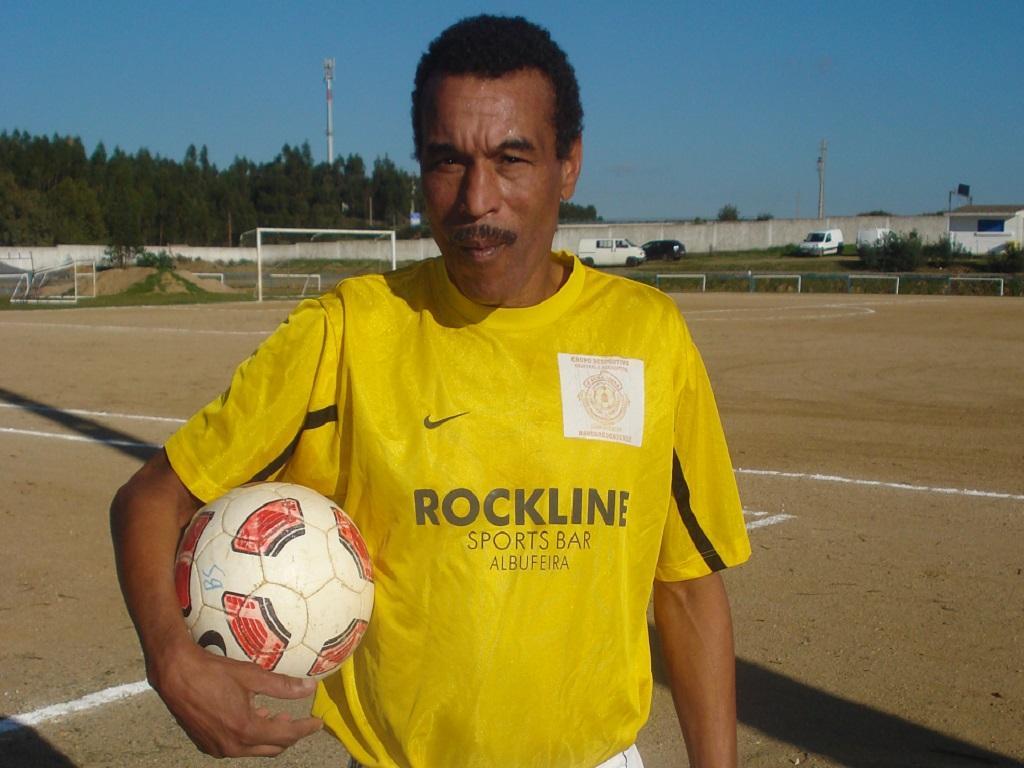Aos 55 anos, jogador mais velho do mundo chega a Portugal para
