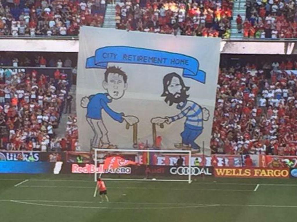 Cartaz com piadas para Lampard de Pirlo
