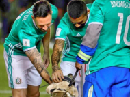Layún jogo México com a cadela