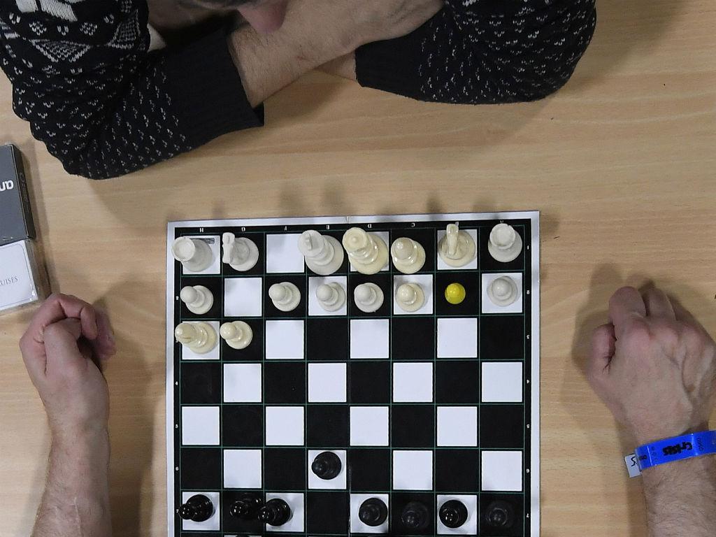 Ding bate Nepomniachtchti e é o primeiro chinês campeão mundial de xadrez