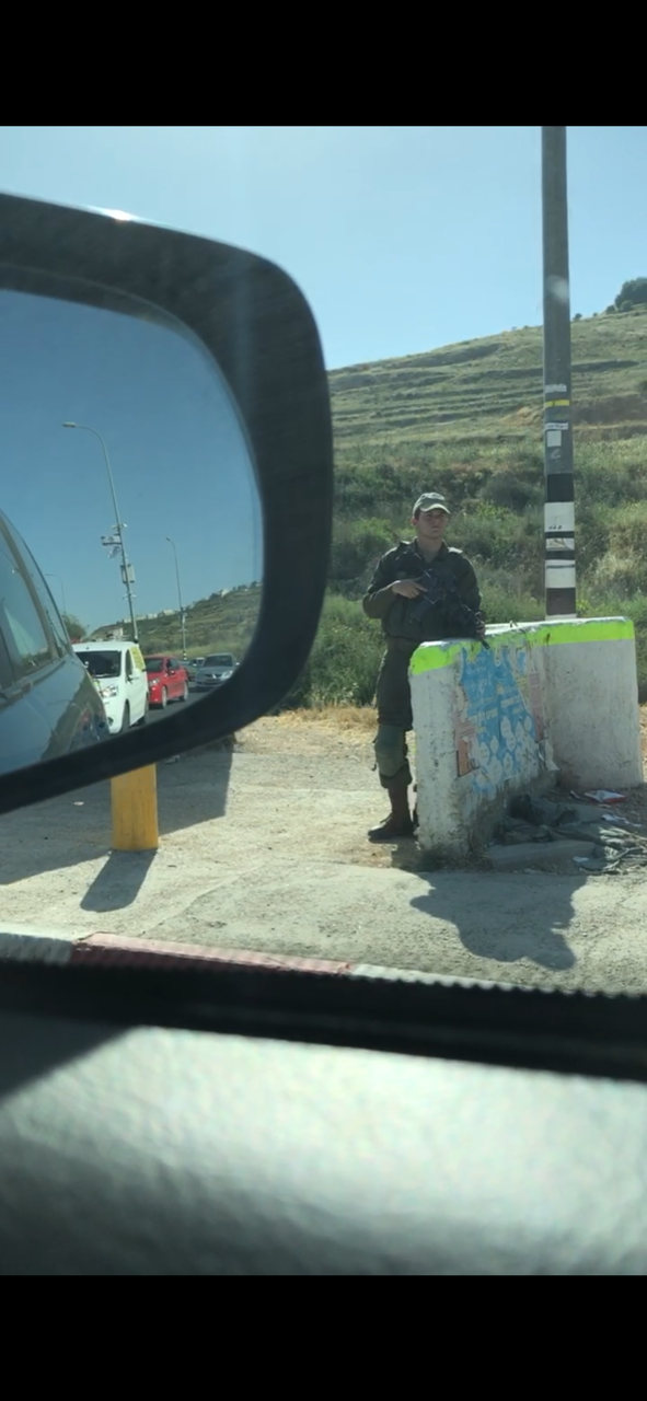 Militar israelita junto a um colonato perto de Nablus