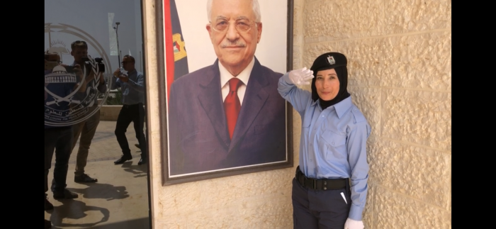 Nova agente da polícia palestiniana na academia da polícia de Jericó