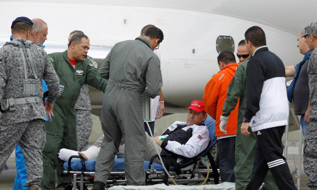 Rafael Henzel ao ser resgatado no acidente com avião da Chapecoense (REUTERS/Fredy Builes)