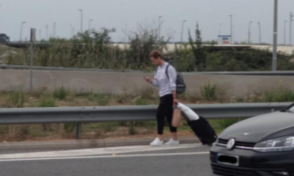 Rakitic, afetado pelas manifestações, caminha junto ao aeroporto El Prat de Barcelona (Twitter Pere Camps)