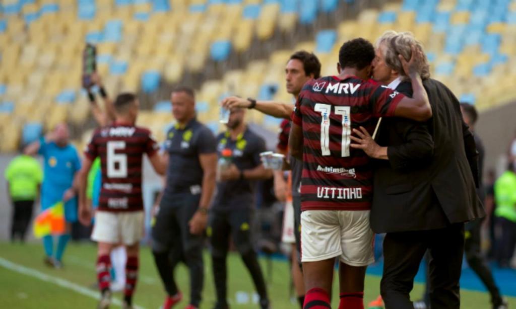 Jorge Jesus beija Vitinho no Flamengo-Corinthians (Alexandre Vidal/CRF)