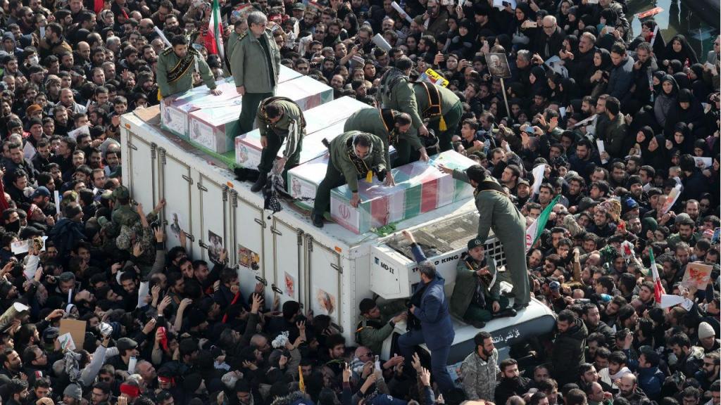 Dezenas de milhares em Teerão homenageiam o general Soleimani, morto pelos EUA