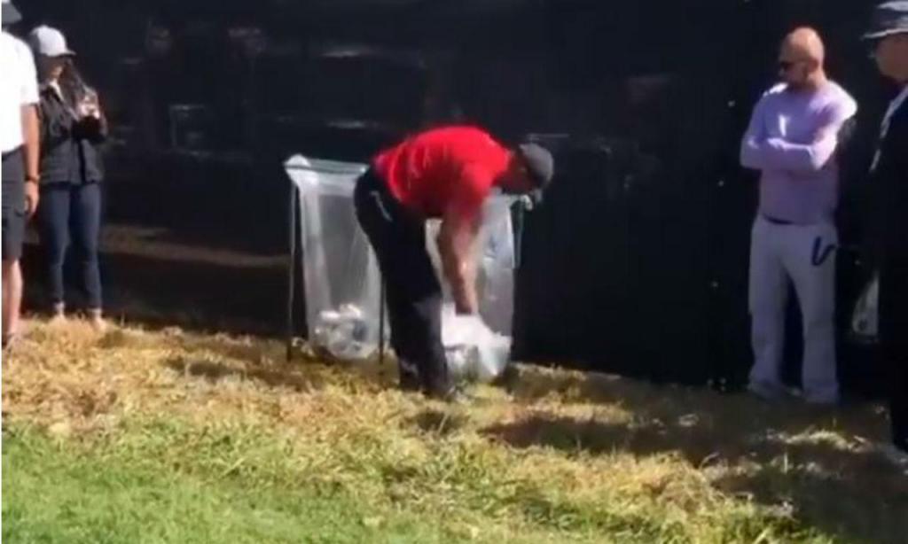 Tiger Woods foi buscar a bola ao lixo (twitter)
