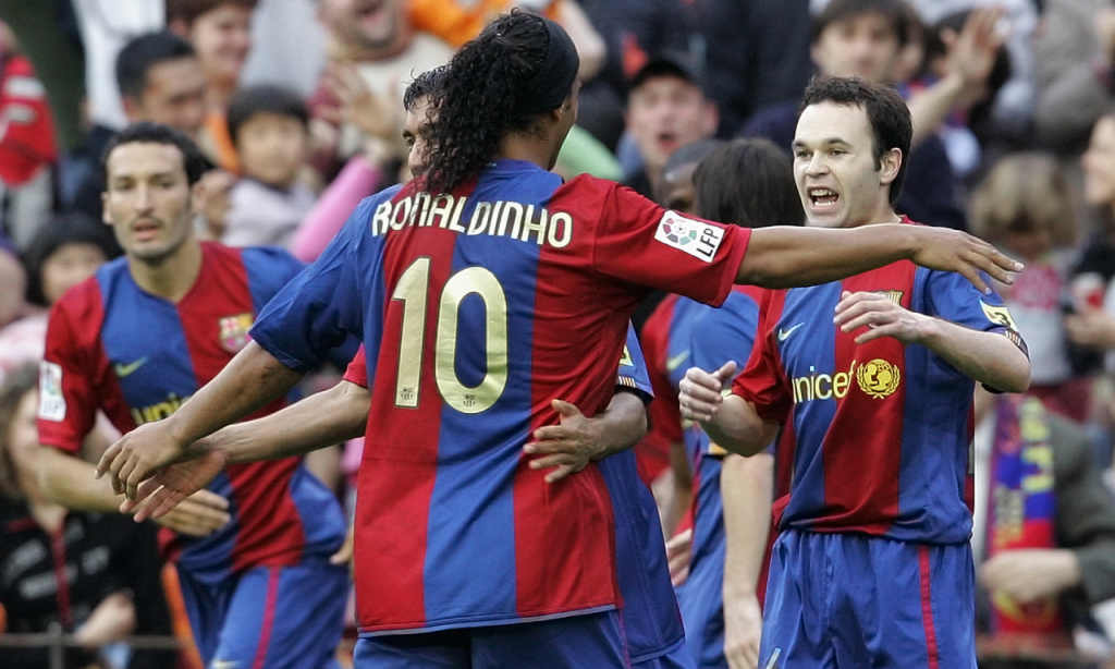 Iniesta e Ronaldinho no Barcelona, em 2007 (AP)