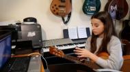 Professores levam música a casa dos alunos