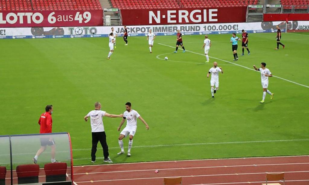 Dimitrij Nazarov, futebolista do Erzgebirge Aue, abraçou o motorista no jogo ante o Nuremberga, após este ter salvo o autocarro da equipa de uma catástrofe (Facebook: Erzgebirge Aue)