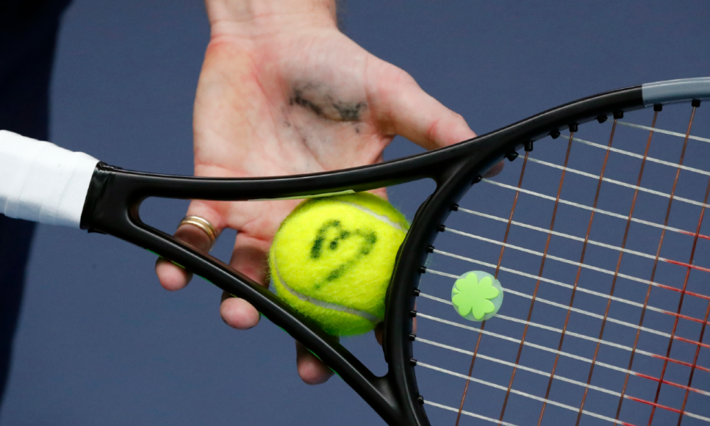Raquete e bola de ténis (François Mori/AP)