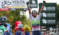 Luís Gomes, da equipa Kelly - Simoldes, foi o vencedor no alto de Santa Luzia, no final da primeira etapa da edição especial da Volta a Portugal em Bicicleta (Nuno Veiga/Lusa)