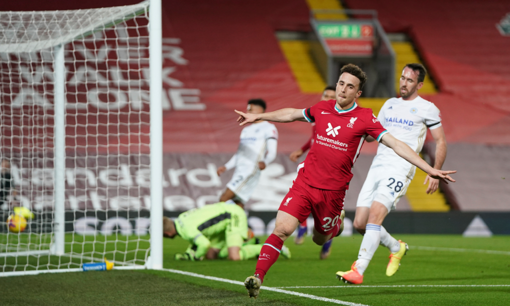 Diogo Jota festeja o 2-0 no Liverpool-Leicester (Jon Super/AP)