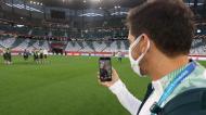 Abel liga para família durante reconhecimento do estádio do Mundial de Clubes (foto Palmeiras)