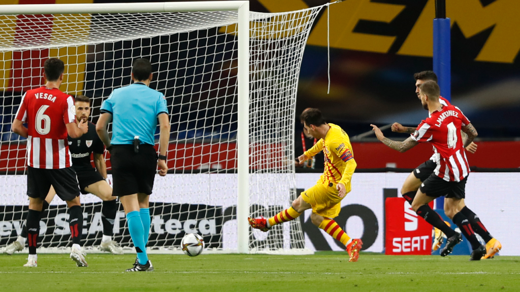 Lionel Messi remata para o 0-3 no Athletic-Barcelona (Angel Fernandez/AP)