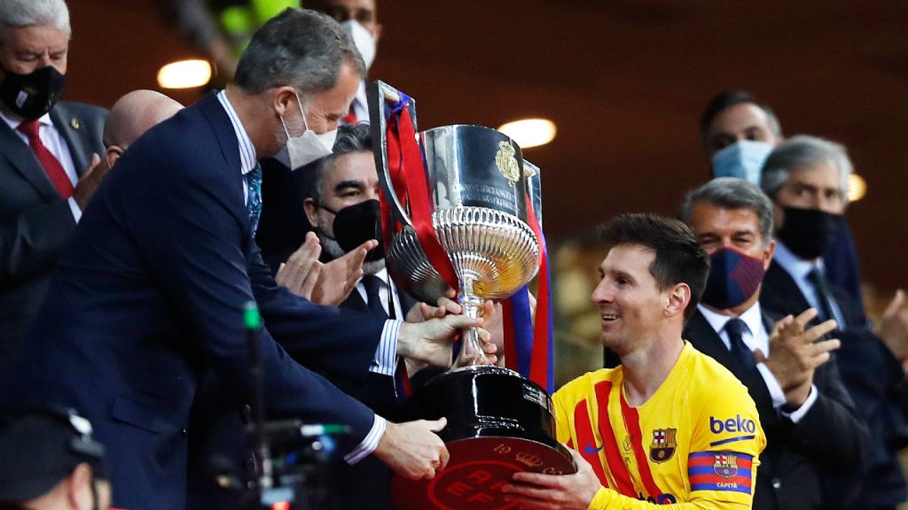 Lionel Messi recebe a Taça do Rei das mãos do Rei de Espanha, Filipe VI (Angel Fernandez/AP)