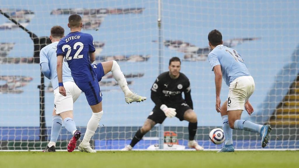 Ziyech bate Ederson para o 1-1 no Manchester City-Chelsea (Martin Rickett/EPA)