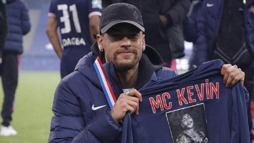 Neymar faz homenagem a MC Kevin