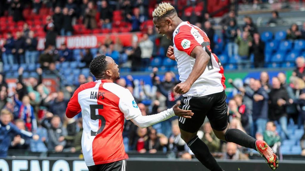 Luis Sinisterra e Ridgeciano Haps festejam um dos golos da vitória do Feyenoord na final do «play-off» de acesso à Europa, contra o Utrecht (Pieter Stam de Jonge/EPA)