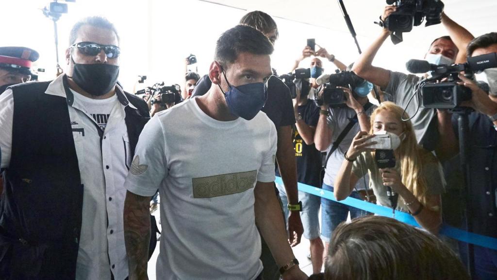 Messi e a família partem para Paris (EPA/ALEJANDRO GARCIA)
