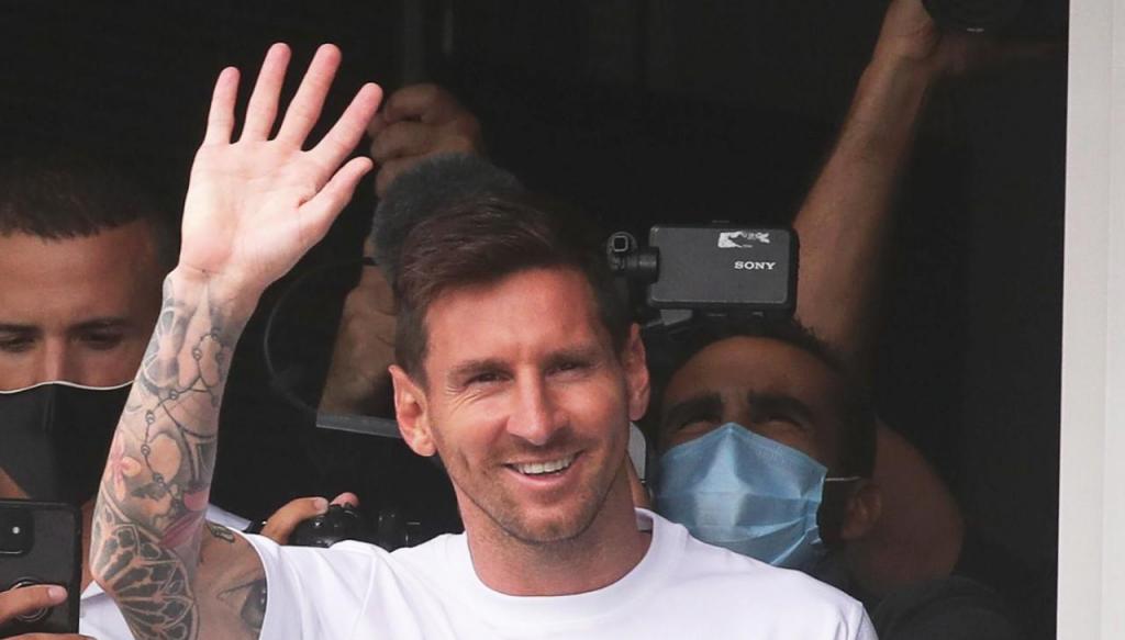 Messi acena aos adeptos do PSG pela primeira vez (Christophe Petit Tesson/EPA)
