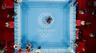 Imagem aérea do ringue de boxe dos Jogos Olímpicos de Tóquio com o pugilista brasileiro Hebert Sousa a celebrar a vitória na categoria de -75 kg (AP Photo/Frank Franklin II)

