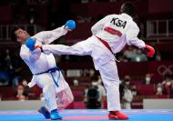 Duelo de karate entre Sajad Ganjzadeh (irão) e Tareg Hamedi (Arábia Saudita) no Jogos Olímpicos de Tóquio (AP Photo/Vincent Thian)

