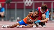 Sifan Hassan, dos Países Baixos, esgotada depois da vitória nos 10,000 femininos nos Jogos Olímpicos de Tóquio (AP Photo/Martin Meissner)

