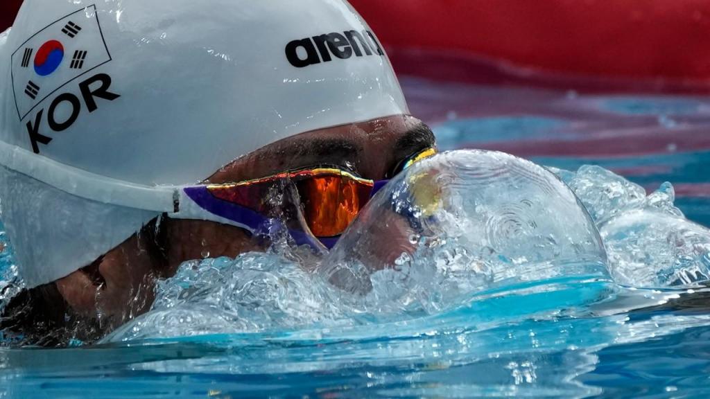 Grande plano de Jung Jinhwa, da Coreia do Sul, nas provas de natação dos Jogos Olímpicos de Tóquio (AP Photo/Hassan Ammar)


