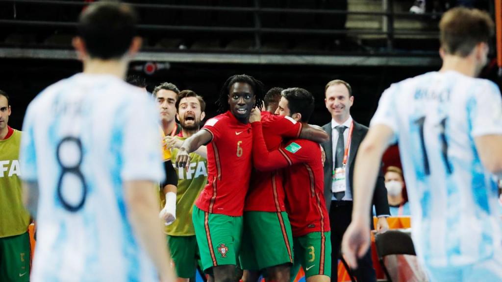 Portugal festeja golo contra a Argentina na final do Mundial de futsal (Toms Kalnins/EPA)