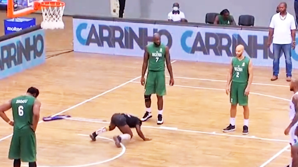 Limpeza do pavilhão no Cabo Verde-Nigéria em basquetebol (FIBA)