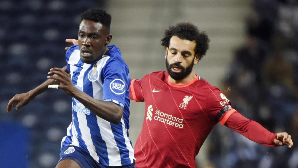 Zaidu Sanusi e Mohamed Salah no FC Porto-Liverpool (Getty Images)
