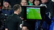 Stuart Attwell no vídeo-árbitro (VAR), confirmando o fora-de-jogo no golo anulado a Matip no Chelsea-Liverpool (Alastair Grant/AP)