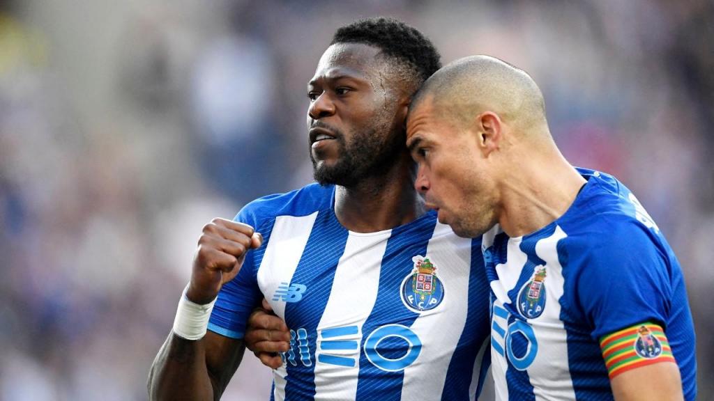 Chancel Mbemba festeja com Pepe depois de marcar o 3-2 no FC Porto-Vizela