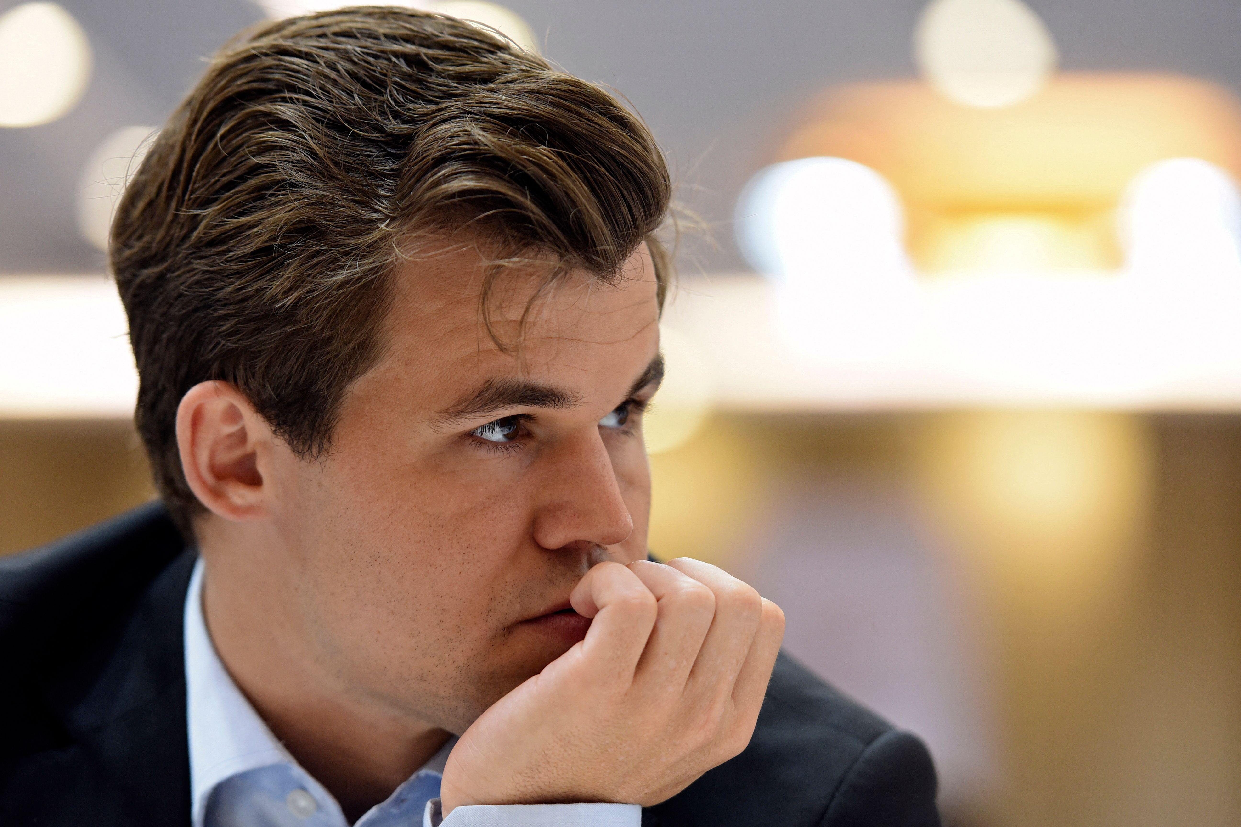 Magnus Carlsen desiste de seu título mundial e substituí-lo não