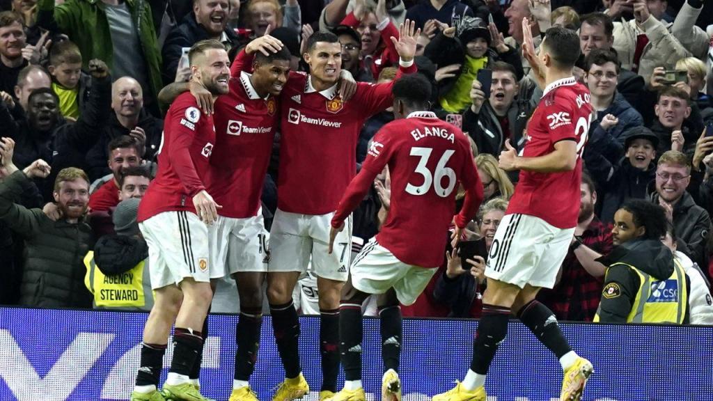 Cristiano Ronaldo e os companheiros celebram o o 1-0 de Rashford no Manchester United-West Ham
